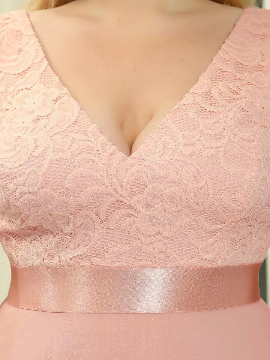 Robe de demoiselle d'honneur en dentelle et en mousseline de soie à col en V de grande taille
