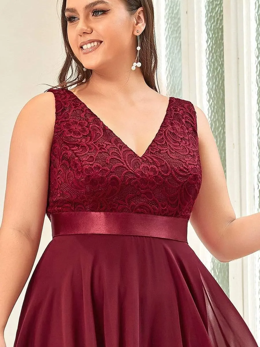 Robe de demoiselle d'honneur en dentelle et en mousseline de soie à col en V de grande taille