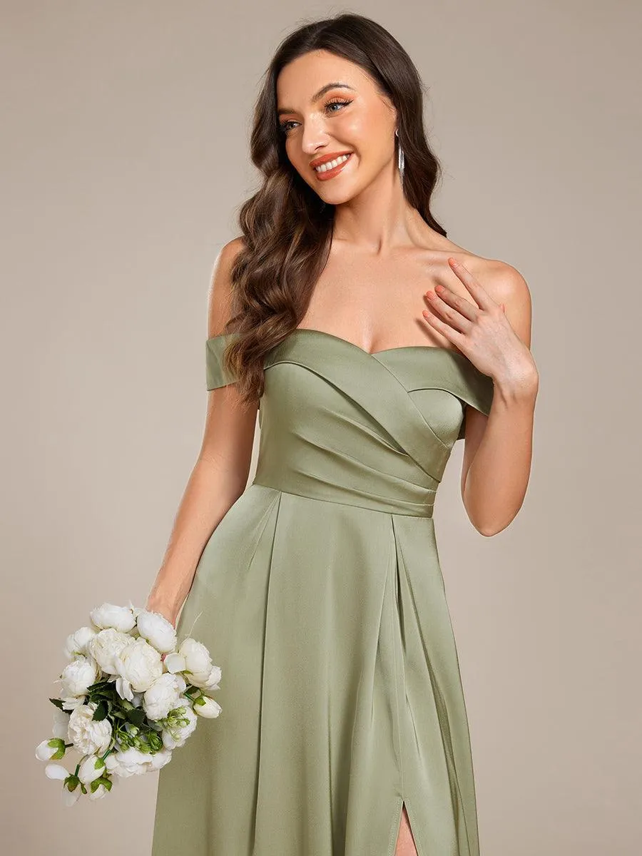 Robe de demoiselle d'honneur en satin à épaules dénudées et à lacets dans le dos