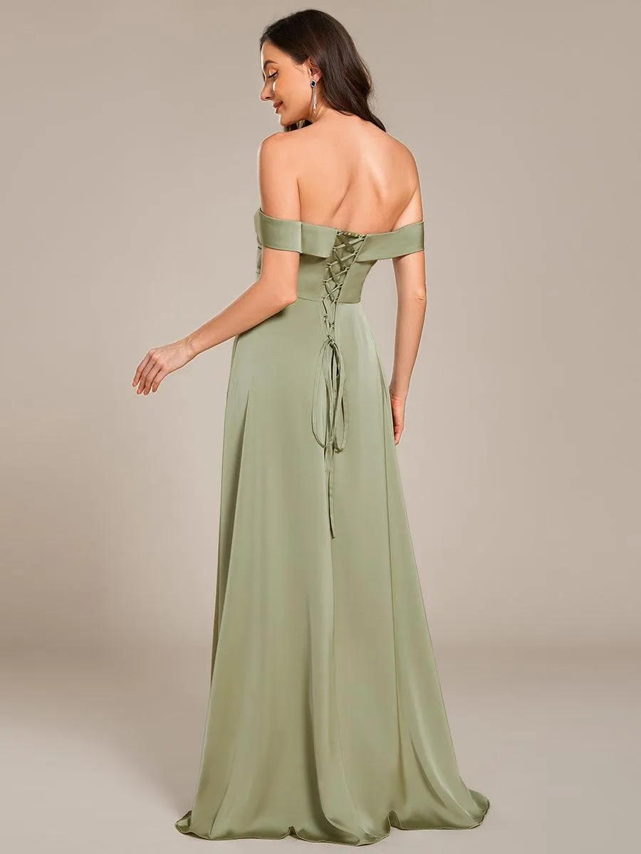 Robe de demoiselle d'honneur en satin à épaules dénudées et à lacets dans le dos