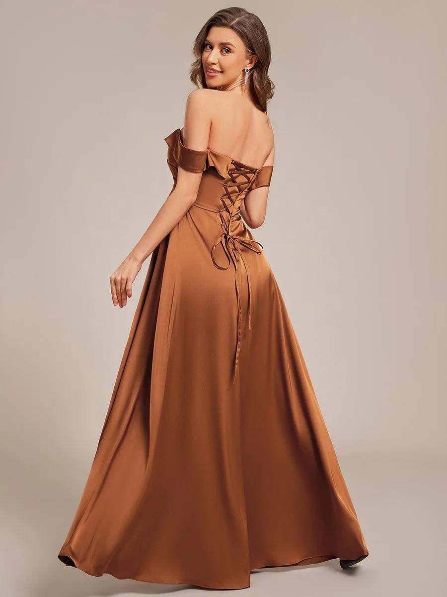 Robe de demoiselle d'honneur en satin à épaules dénudées et à lacets dans le dos