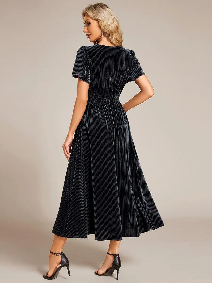 Robe d'invité de mariage mi-longue en velours d'automne à manches courtes et col en V gracieux