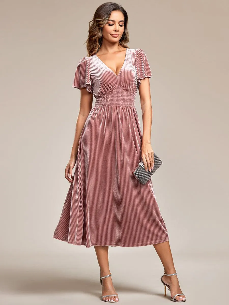 Robe d'invité de mariage mi-longue en velours d'automne à manches courtes et col en V gracieux