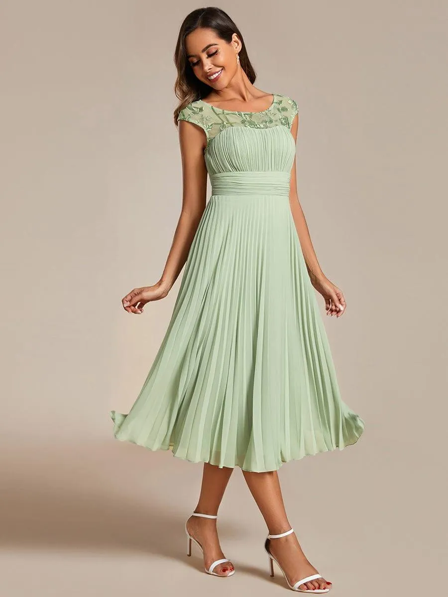 Robe d'invité de mariage trapèze en mousseline de soie à manches courtes avec plis et encolure ronde