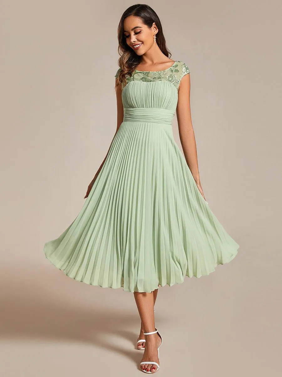 Robe d'invité de mariage trapèze en mousseline de soie à manches courtes avec plis et encolure ronde