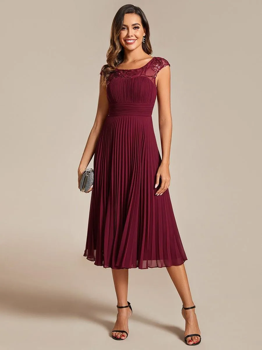 Robe d'invité de mariage trapèze en mousseline de soie à manches courtes avec plis et encolure ronde