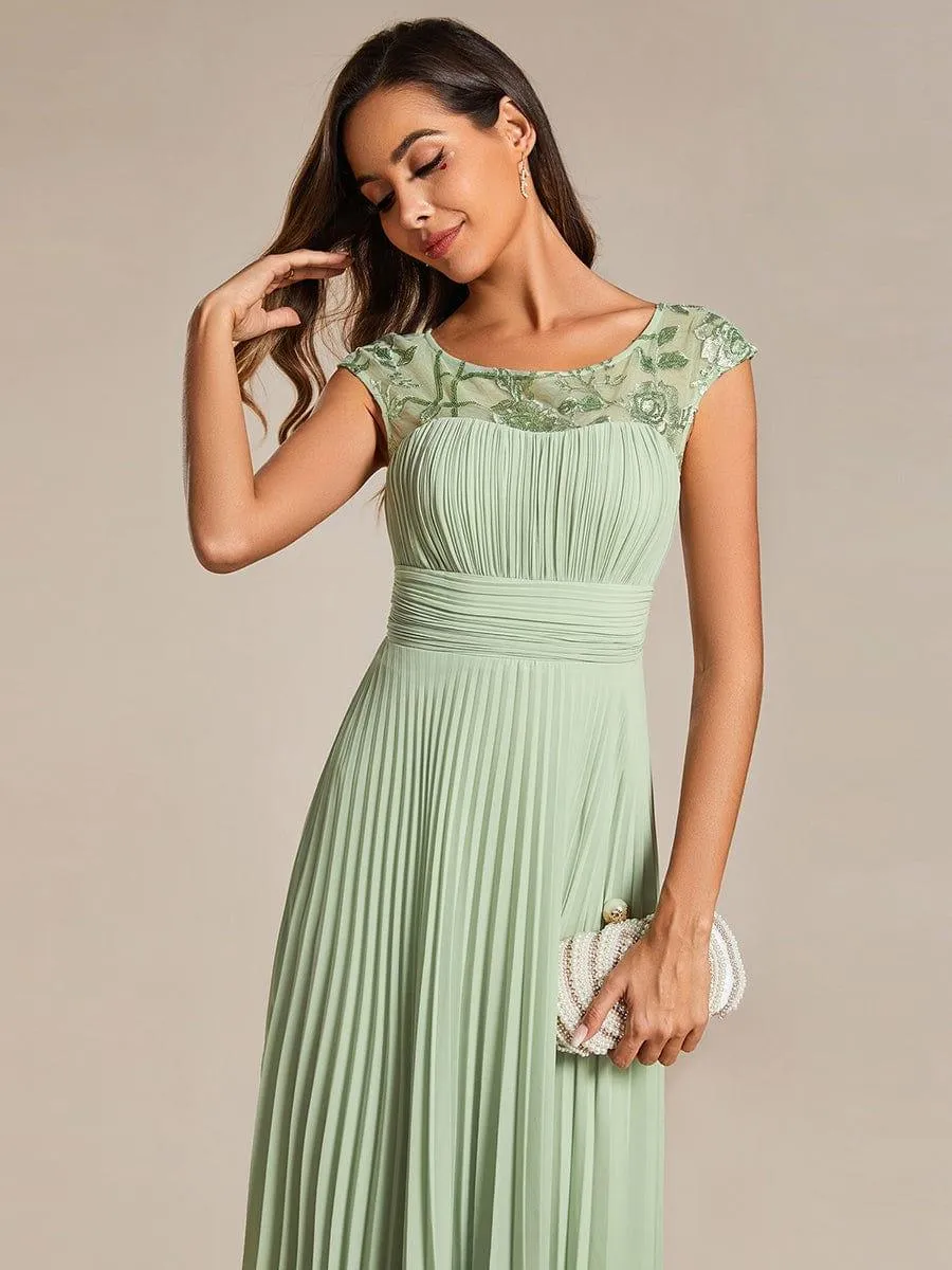 Robe d'invité de mariage trapèze en mousseline de soie à manches courtes avec plis et encolure ronde