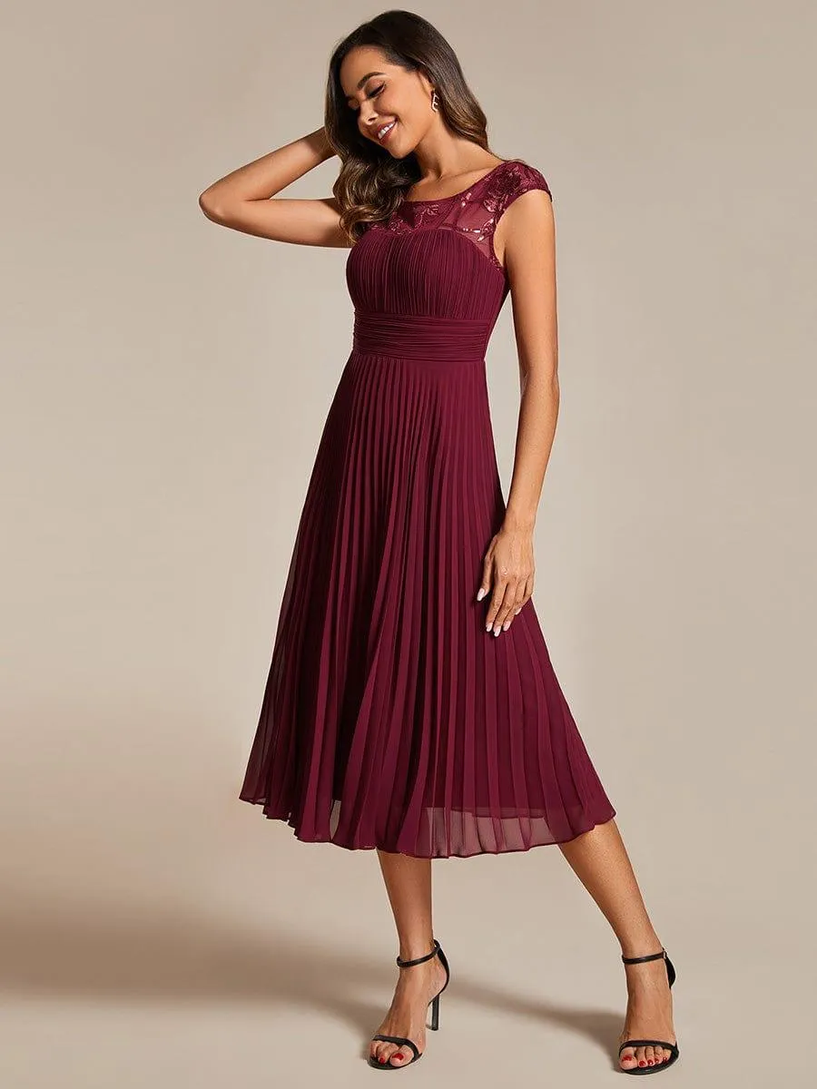 Robe d'invité de mariage trapèze en mousseline de soie à manches courtes avec plis et encolure ronde