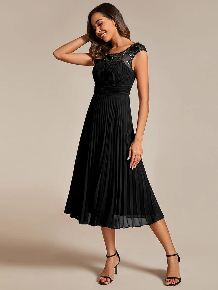 Robe d'invité de mariage trapèze en mousseline de soie à manches courtes avec plis et encolure ronde