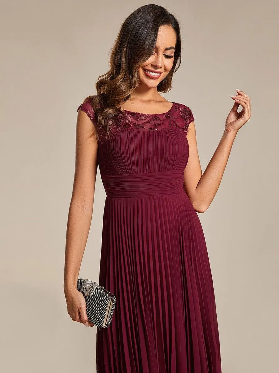 Robe d'invité de mariage trapèze en mousseline de soie à manches courtes avec plis et encolure ronde