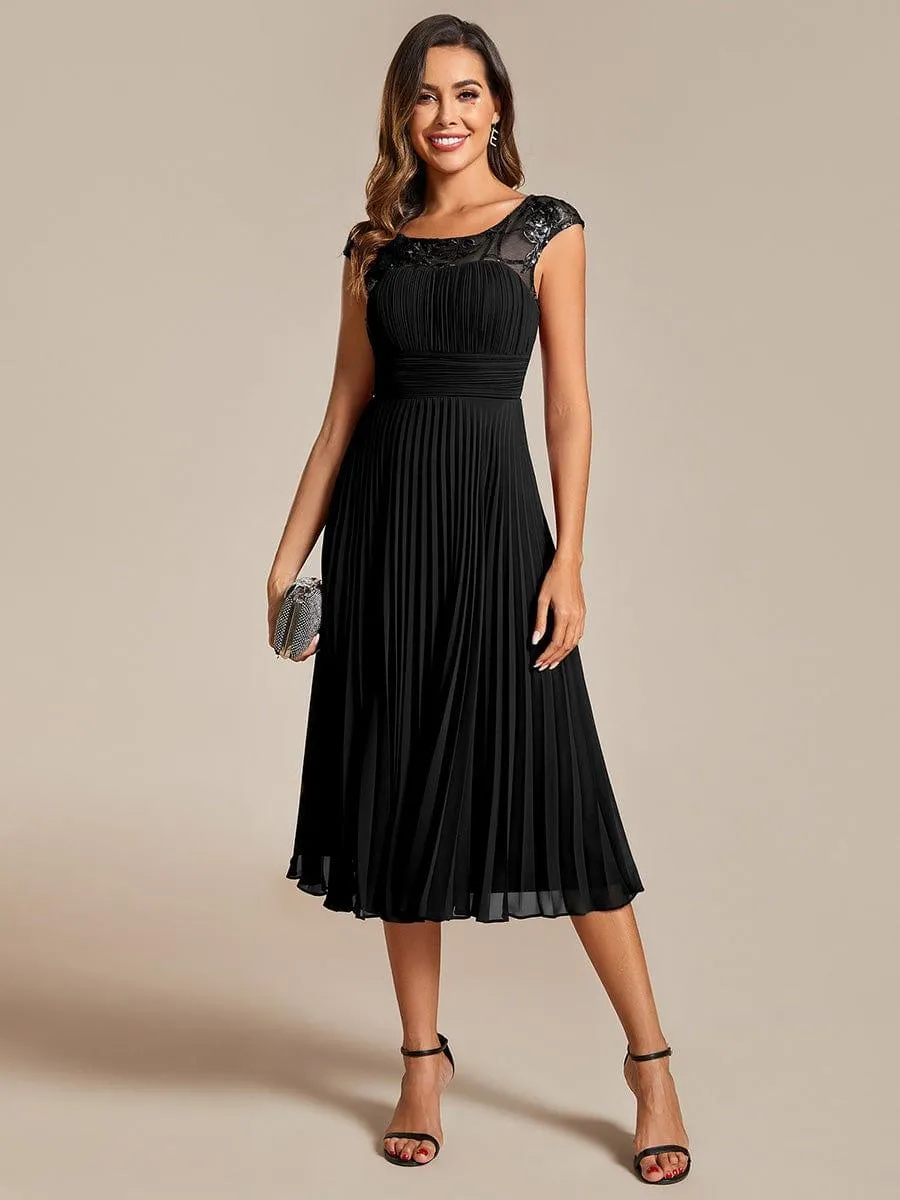 Robe d'invité de mariage trapèze en mousseline de soie à manches courtes avec plis et encolure ronde