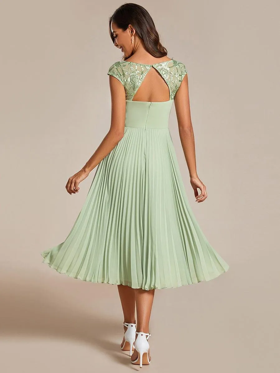 Robe d'invité de mariage trapèze en mousseline de soie à manches courtes avec plis et encolure ronde