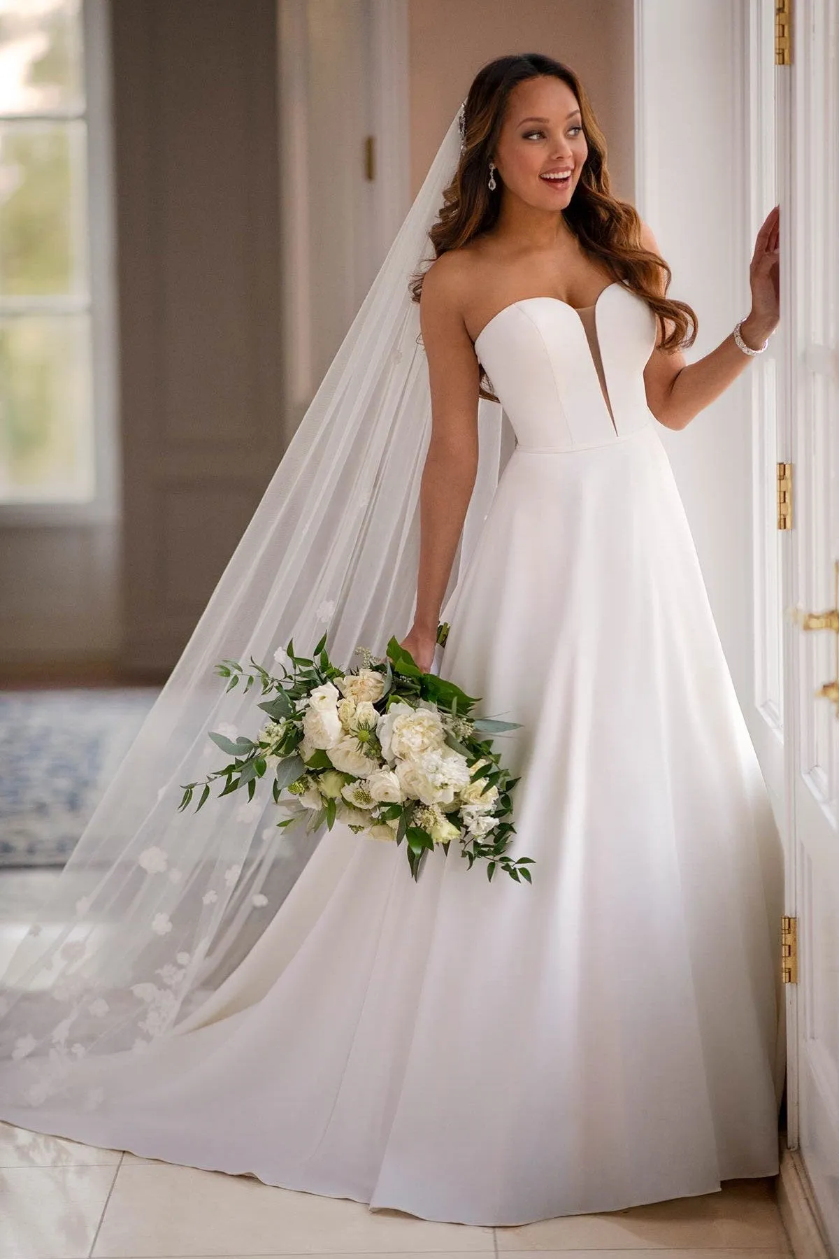 Strapless Backless Satin Simple Wedding Gown Dress with Dramatic Train