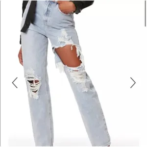 The Kript Loose Jeans Womens S Med Wash Distressed Denim Cotton High Rise Sz XS