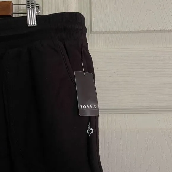 Torrid Womens NWT Black Mid Rise Everyday Fleece Patch Pocket Shorts Size 2X