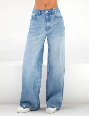 Women Wide Legged Loose Fitting Jeans with Pockets